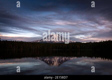 WA17617-00..... WASHINGTON - Sonnenuntergang am Takhlakh See mit Mount Adams, der sich in den ruhigen Gewässern spiegelt, Gifford Pinchot National Forest. Stockfoto