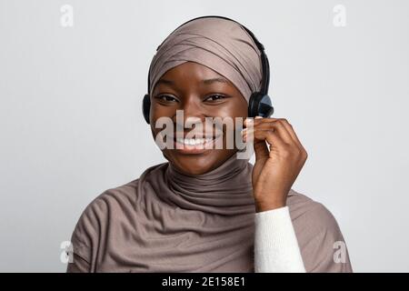 Jobs Für Muslimische Frauen. Porträt Der Schwarzen Dame In Hijab Und Headset Stockfoto