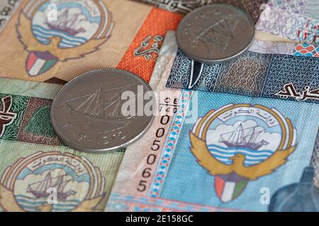 100 Fils auf kuwaitischen Dinar Banknoten Hintergrund Stockfoto