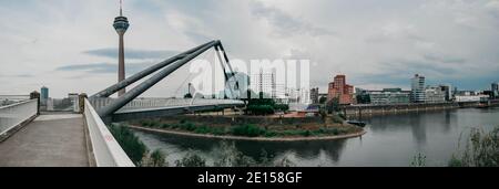 DEUTSCHLAND, DÜSSELDORF - 13. AUGUST 2020: MEDIENHAFEN. Düsseldorfer Stadtbild mit Blick auf Medienhafen Stockfoto