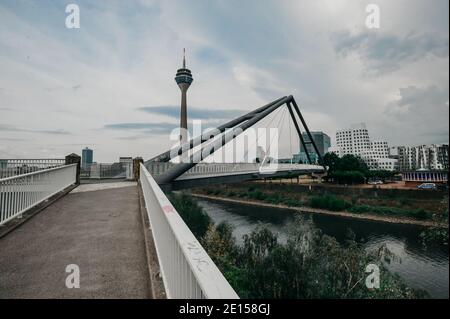 DEUTSCHLAND, DÜSSELDORF - 13. AUGUST 2020: MEDIENHAFEN. Düsseldorfer Stadtbild mit Blick auf Medienhafen Stockfoto