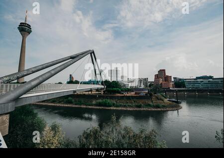 DEUTSCHLAND, DÜSSELDORF - 13. AUGUST 2020: MEDIENHAFEN. Düsseldorfer Stadtbild mit Blick auf Medienhafen Stockfoto