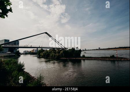 DEUTSCHLAND, DÜSSELDORF - 13. AUGUST 2020: MEDIENHAFEN. Düsseldorfer Stadtbild mit Blick auf Medienhafen Stockfoto