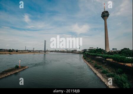 DEUTSCHLAND, DÜSSELDORF - 13. AUGUST 2020: MEDIENHAFEN. Düsseldorfer Stadtbild mit Blick auf Medienhafen Stockfoto