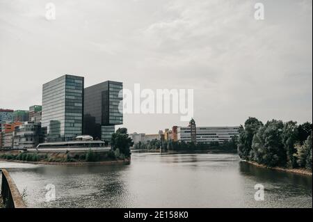 DEUTSCHLAND, DÜSSELDORF - 13. AUGUST 2020: MEDIENHAFEN. Düsseldorfer Stadtbild mit Blick auf Medienhafen Stockfoto