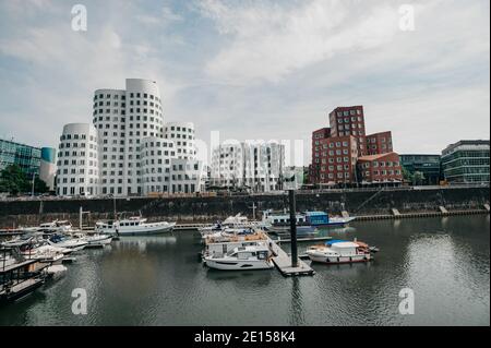 DEUTSCHLAND, DÜSSELDORF - 13. AUGUST 2020: MEDIENHAFEN. Düsseldorfer Stadtbild mit Blick auf Medienhafen Stockfoto