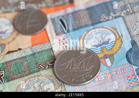 100 Fils auf kuwaitischen Dinar Banknoten Hintergrund Stockfoto