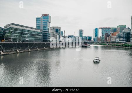 DEUTSCHLAND, DÜSSELDORF - 13. AUGUST 2020: MEDIENHAFEN. Düsseldorfer Stadtbild mit Blick auf Medienhafen Stockfoto