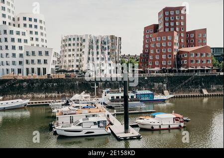 DEUTSCHLAND, DÜSSELDORF - 13. AUGUST 2020: MEDIENHAFEN. Düsseldorfer Stadtbild mit Blick auf Medienhafen Stockfoto