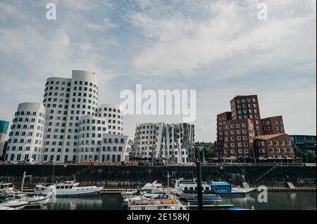 DEUTSCHLAND, DÜSSELDORF - 13. AUGUST 2020: MEDIENHAFEN. Düsseldorfer Stadtbild mit Blick auf Medienhafen Stockfoto