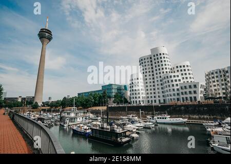DEUTSCHLAND, DÜSSELDORF - 13. AUGUST 2020: MEDIENHAFEN. Düsseldorfer Stadtbild mit Blick auf Medienhafen Stockfoto