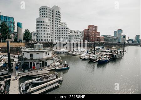 DEUTSCHLAND, DÜSSELDORF - 13. AUGUST 2020: MEDIENHAFEN. Düsseldorfer Stadtbild mit Blick auf Medienhafen Stockfoto