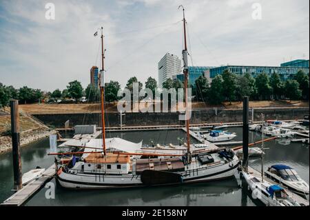 DEUTSCHLAND, DÜSSELDORF - 13. AUGUST 2020: MEDIENHAFEN. Düsseldorfer Stadtbild mit Blick auf Medienhafen Stockfoto