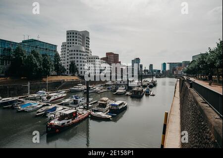 DEUTSCHLAND, DÜSSELDORF - 13. AUGUST 2020: MEDIENHAFEN. Düsseldorfer Stadtbild mit Blick auf Medienhafen Stockfoto