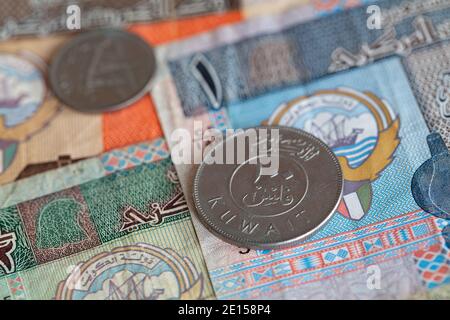 100 Fils auf kuwaitischen Dinar Banknoten Hintergrund Stockfoto