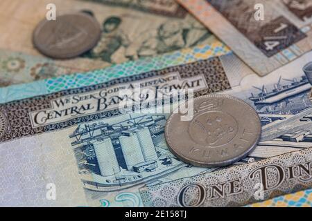 100 Fils auf kuwaitischen Dinar Banknoten Hintergrund Stockfoto