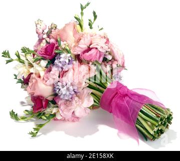 Seitenansicht eines frischen rosa und lila Blumenstraußes Fotografiert auf weißem Hintergrund Stockfoto