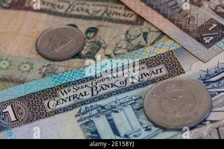 100 Fils auf kuwaitischen Dinar Banknoten Hintergrund Stockfoto