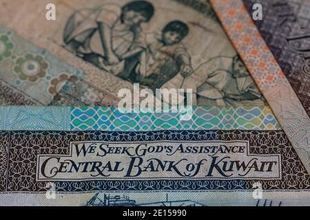 Nahaufnahme der kuwaitischen Dinar-Banknoten (ein, halb und Viertel) Stockfoto