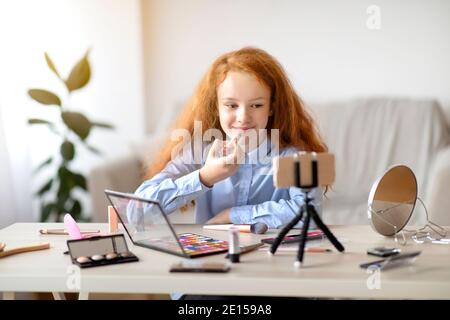 Rothaarige Teen Girl Aufnahme Ihrer Schönheit Blog, Anwendung Lipstick Stockfoto