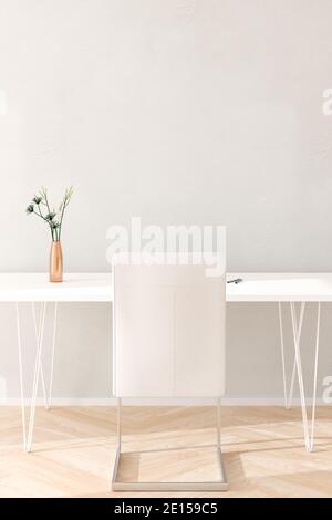 Spartanisch helle Inneneinrichtung mit Holzboden, heller Wand, Schreibtisch, Stuhl, Blumen in einer Kupfervase und Stiften auf dem Schreibtisch. 3d-Rendering. Stockfoto