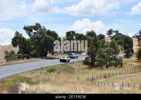 Fahrzeuge auf dem Snowy Mountains Highway zwischen Gundagai und Tumut Stockfoto
