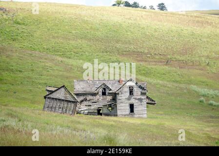 Überreste eines Gehöfts auf einer Prärie im Nordosten von Oregon. Stockfoto