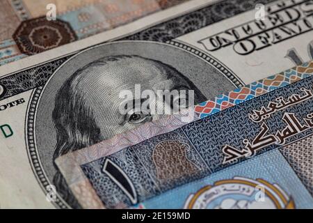 100 Dollar und kuwaitische Dinar Banknoten Stockfoto