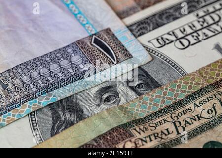 100 Dollar und kuwaitische Dinar Banknoten Stockfoto