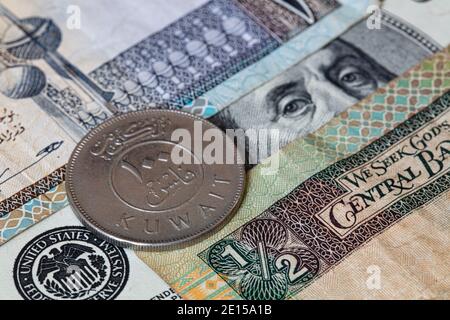 100 Fils auf 100 Dollar und kuwaitischen Dinar Banknoten Hintergrund Stockfoto