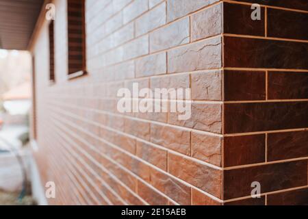 Dunkelbraune Keramikfliesen für die Veredelung der Fassade des Haus - Boden und Wände Imitation roten Ziegel - glänzend Glasur Stockfoto