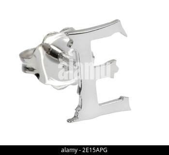 Silber Alphabet Ohrring entworfen von Wendy Brandes fotografiert auf einem Weißer Hintergrund