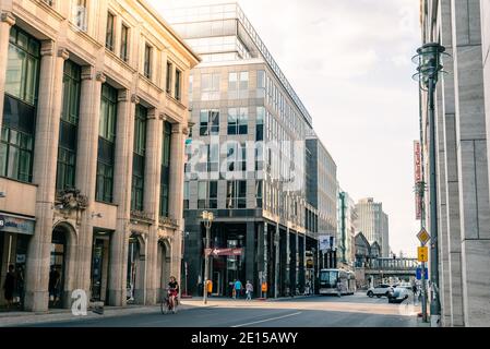Berlin, Deutschland - 28. Juli 2019: Blick auf die Friedrichstraße mit Luxusgeschäften entlang der Kolonnade Stockfoto