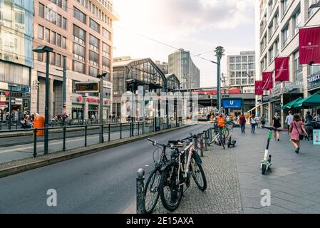 Berlin, Deutschland - 28. Juli 2019: Blick auf die Friedrichstraße in Berlin mit dem Bahnhof Friedrichstraße am Abend Stockfoto