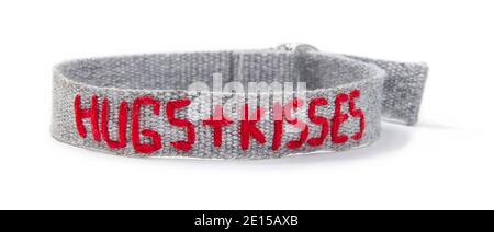 Stoffarmband mit Liebesphrase von ED von Ellen Fashion Linie von Ellen Degeneres auf weißem Hintergrund fotografiert Stockfoto