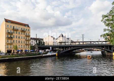 Berlin, Deutschland - 28. Juli 2019: Stadtbild von Berlin von der Spree am Sommerabend Stockfoto