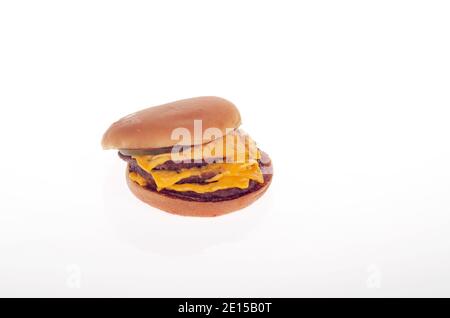 McDonalds Triple Cheeseburger auf weißem Hintergrund Stockfoto