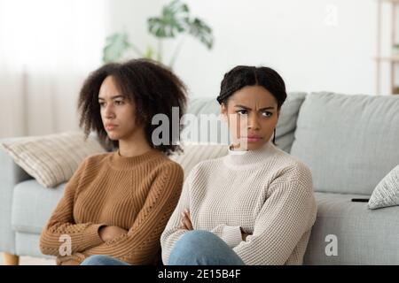 Schöne Frauen wütend miteinander, Freunde haben Probleme Stockfoto