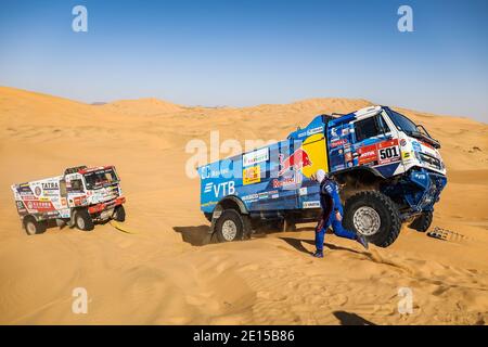 Bisha, Saudi-Arabien. Januar 2021. #501 Shibalov Anton (rus), Nikitin Dmitrii (rus), Tatarinov Ivan (rus), Kamaz, Kamaz - Master, Camion, Truck, #514 Soltys Martin (cze), Schovanek David (cze), Sikola Tomas (cze), Tatra, Tatra Buggyra Racing, Camion, Truck, Aktion während der 2. Etappe von Dakar bis 2021. In Saudi-Arabien am 4. Januar 2021 - Foto Antonin Vincent/DPPI/LM Quelle: Gruppo Editoriale LiveMedia/Alamy Live News Stockfoto