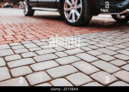 Dekorative robuste Betonfliesen für Gehwege, Terrassen und Hinterhof-Parkplatz - Bürgersteig für den Parkplatz außerhalb des Hauses - Landhausplanung und Archi Stockfoto