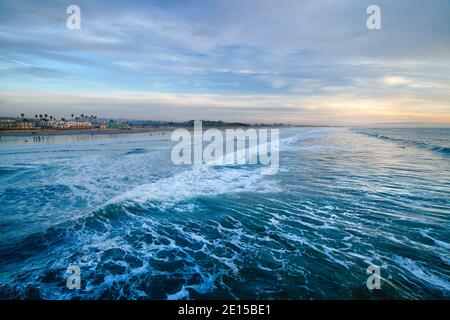 Landschaftlich reizvolle Meereslandschaft. Meerblick, Sonnenuntergang am Pismo Beach, wunderschöne kalifornische Zentralküste Stockfoto