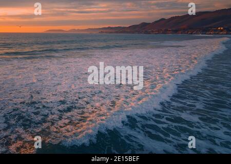 Goldener Sonnenuntergang über dem Pazifik. Pismo Beach, Kalifornien Stockfoto