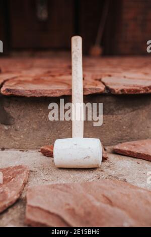 Werkzeuge zum Verlegen und Installieren von Pflasterplatten - Schnur Kelle Und Gummihammer Stockfoto