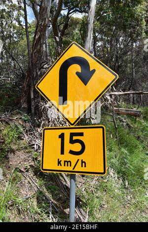 Ein Straßenschild auf dem Alpinen Weg im Snowy Berge von Australien Stockfoto