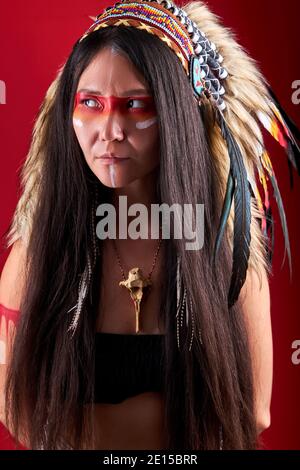 Mode-Porträt im indianischen Stil, schöne Frau in indischen Hut und Zeichnungen im Gesicht, sie sucht weg, trendige Farbe Foto. Zubehör Bo Stockfoto
