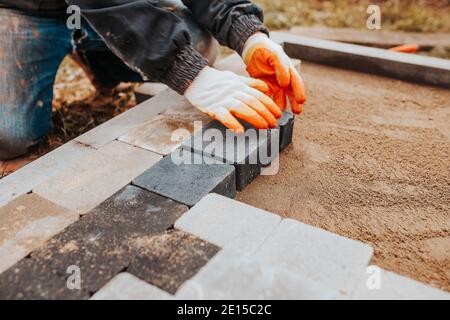 Dekorative robuste Betonfliesen für Gehwege, Terrassen und Hinterhof-Parkplatz - Bürgersteig für den Parkplatz außerhalb des Hauses - Landhausplanung und Archi Stockfoto