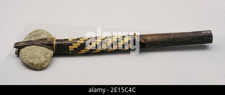 Kopfbrecher als stumpfe Waffe verwendet. Holz, Stein und Pflanzenfasern. Karaja-indianer. Bananal Island, Brasilien. Museum of the Americas. Madrid, Spanien. Stockfoto