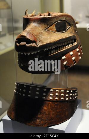 Helm und Kragen, die einen Wolf darstellen. Tier bewundert und gefürchtet für seine Stärke und Gewalt. Holz, Muschel und Rosshaar. Hergestellt von Tlingit indigenen Menschen, von der North American Pacific Northwest Coast. 18. Jahrhundert. Museum of the Americas. Madrid, Spanien. Stockfoto