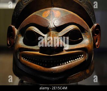 Helm in Menschenform. Holz, Kupfer, Leder und Schale. Tlingit Indianer (18. Jahrhundert). Pazifische Nordwestküste von Nordamerika. Museum of America. Madrid. Spanien. Stockfoto