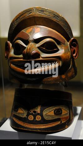 Helm und Kragen mit Darstellungen schematischer Gesichter. Holz, Kupfer, Leder und Schale. Tlingit Indianer (18. Jahrhundert). Pazifische Nordwestküste von Nordamerika. Museum of America. Madrid. Spanien. Stockfoto